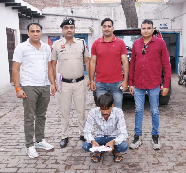 पुलिस हिरासत में अवैध हथियार रखने का आरोपी