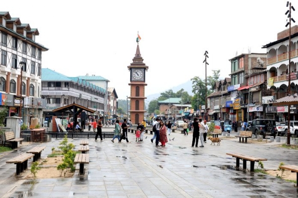 कश्मीर के कई हिस्सों में हुई बारिश, लोगों को गर्मी से मिली राहत