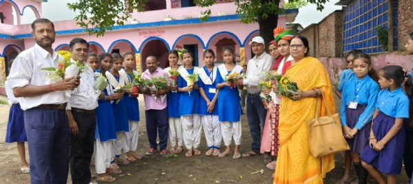 अररिया फोटो:शिक्षकों को बुके देते बच्चे