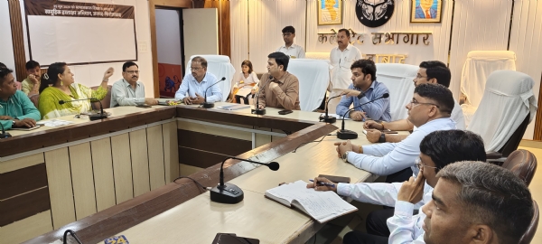 गोष्ठी में उपस्थित अधिकारीगण