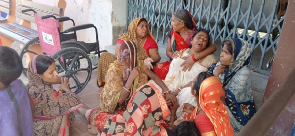 रोते बिलखते परिजन रोते बिलखते परिजन