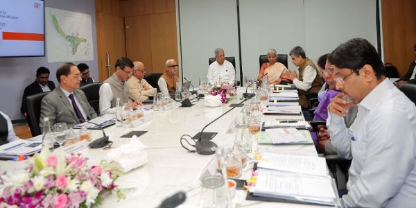 गिफ्ट सिटी और आईएफएससीए में आयोजित बैठक में वित्‍त मंत्री सीतारमण