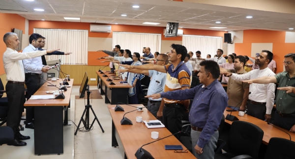 शपथ दिलाते हुए उपायुक्त। शपथ दिलाते हुए उपायुक्त।