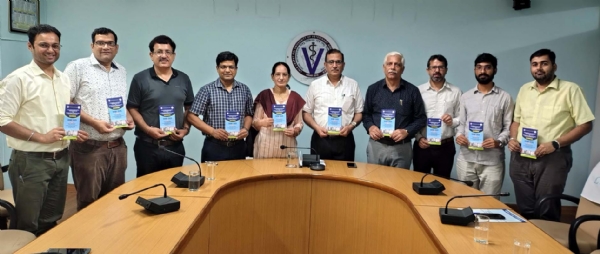 अंतरराष्ट्रीय सम्मेलन का ब्रॉशर लांच करते कुलपति व अन्य अधिकारी। अंतरराष्ट्रीय सम्मेलन का ब्रॉशर लांच करते कुलपति व अन्य अधिकारी।