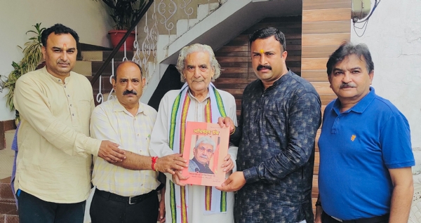 पद्मश्री शिवदत्त निर्मोही को उपराज्यपाल पर आधारित अभिनंदन ग्रंथ भेंट किया पद्मश्री शिवदत्त निर्मोही को उपराज्यपाल पर आधारित अभिनंदन ग्रंथ भेंट किया