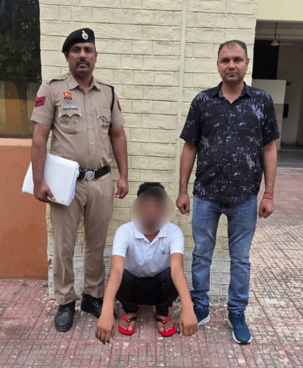 पकड़ा गया साइबर ठग पुलिस की हिरासत में। पकड़ा गया साइबर ठग पुलिस की हिरासत में।