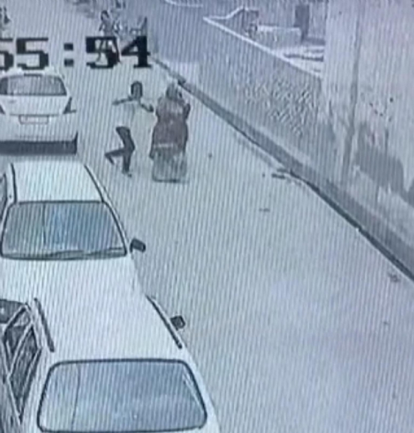 टोहाना। सीसीटीवी कैमरे में कैद चैन स्नैचिंग की वारदात। टोहाना। सीसीटीवी कैमरे में कैद चैन स्नैचिंग की वारदात।