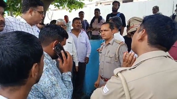 कोतवाली के सामने आंबेडकर पार्क में क्षतिग्रस्त मिली बाबा साहब की प्रतिमा के पास जुटे आक्रोशित अनुयायी, प्रदर्शन करते हुए दोषियों की गिरफ्तारी की मांग करते लोग। कोतवाली के सामने आंबेडकर पार्क में क्षतिग्रस्त मिली बाबा साहब की प्रतिमा के पास जुटे आक्रोशित अनुयायी, प्रदर्शन करते हुए दोषियों की गिरफ्तारी की मांग करते लोग।