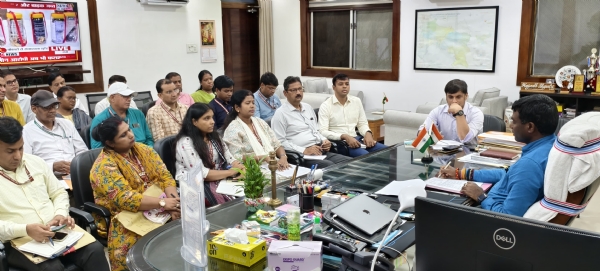 अधिकारियों के साथ बैठक करते उपायुक्‍त