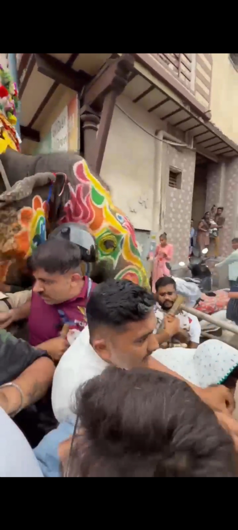 अहमदाबाद में रथयात्रा के दौरान हाथी बेकाबू