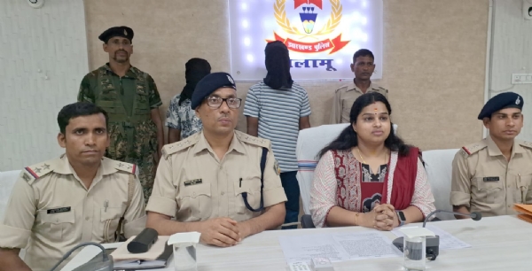 गिरफ्तार अपराधी एवं जानकारी देती एसपी गिरफ्तार अपराधी एवं जानकारी देती एसपी