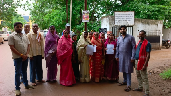 कलेक्ट्रेट में समूह में खड़े हुए ग्रामीण। कलेक्ट्रेट में समूह में खड़े हुए ग्रामीण।