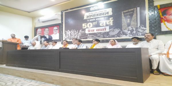 स्थानीय भाजपा कार्यालय में पत्रकारों से वार्ता करते केन्द्रीय मंत्री बीएल वर्मा