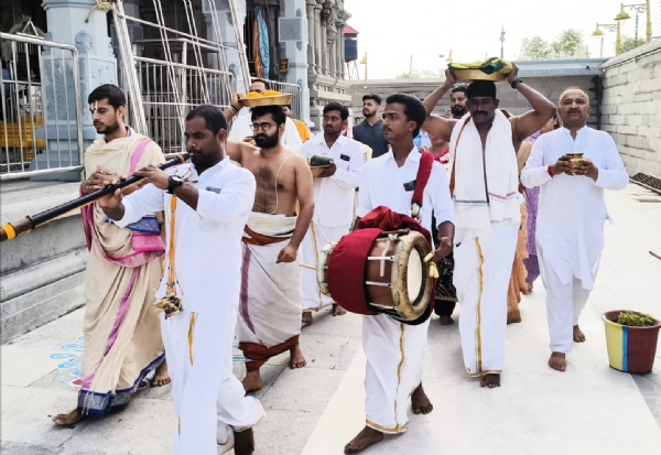 श्री तिरुपति बालाजी मंदिर, जम्मू में विशेष अभिषेक में शामिल हुए सामाजिक कार्यकर्ता राजू जंड्याल व अन्य श्रद्धालु श्री तिरुपति बालाजी मंदिर, जम्मू में विशेष अभिषेक में शामिल हुए सामाजिक कार्यकर्ता राजू जंड्याल व अन्य श्रद्धालु