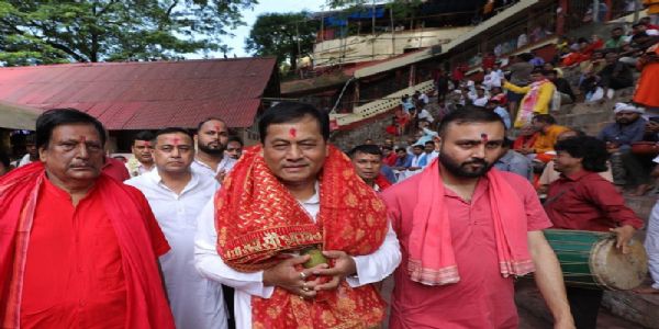 अम्बुवासी मेले के समापन पर केंद्रीय मंत्री सर्बानंद सोनोवाल मां कामाख्या का दर्शन करने के बाद।