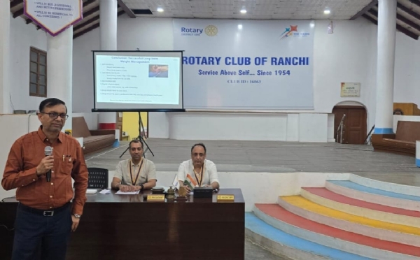 प्रेस वार्ता में जानकारी देते रोटरी क्लब के पदाधिकारी प्रेस वार्ता में जानकारी देते रोटरी क्लब के पदाधिकारी