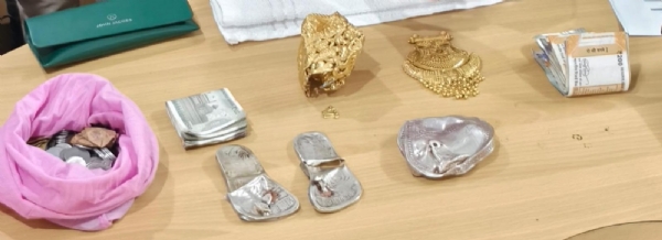 चोरों से जब्त मंदिरों के सामाग्री व नकदी रुपये। चोरों से जब्त मंदिरों के सामाग्री व नकदी रुपये।