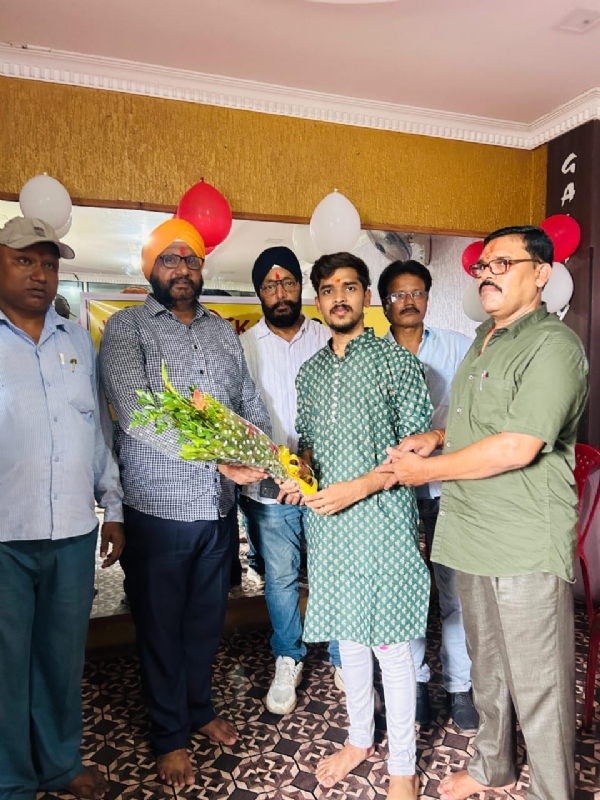 सांसद प्रतिनिधि का स्वागत करते वैभव शर्मा सांसद प्रतिनिधि का स्वागत करते वैभव शर्मा