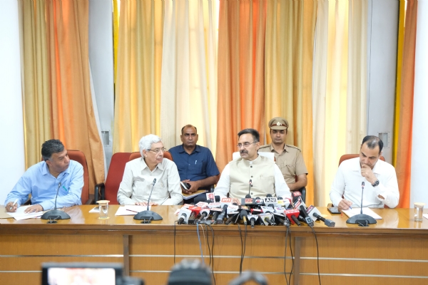 हरिणणा विधानसभा के स्पीकर हरविंद्र कल्याण पत्रकारों से बातचीत करते हुए हरिणणा विधानसभा के स्पीकर हरविंद्र कल्याण पत्रकारों से बातचीत करते हुए