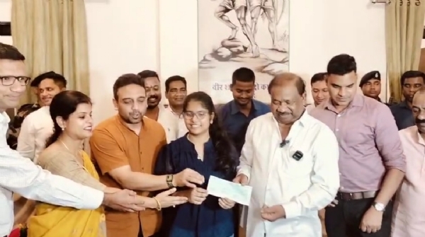 छात्रा को सम्मानित करते शिक्षा मंत्री रामदास सोरेन छात्रा को सम्मानित करते शिक्षा मंत्री रामदास सोरेन