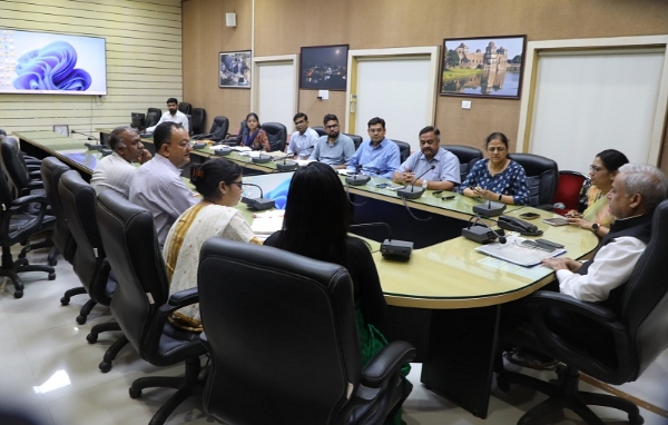 गोपाल मंदिर शॉपिंग कॉम्पलेक्स और इंदौर विकास प्राधिकरण की संयुक्त बैठक आयोजित गोपाल मंदिर शॉपिंग कॉम्पलेक्स और इंदौर विकास प्राधिकरण की संयुक्त बैठक आयोजित