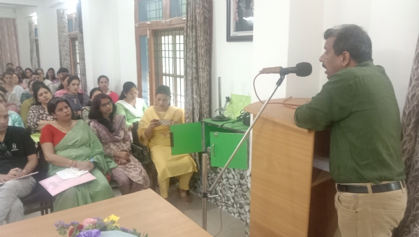 आपदा प्रबंधन और मिशन वात्सल्य कार्यशाला को संबोधित करते हुए एडीएम डा. मदन कुमार। आपदा प्रबंधन और मिशन वात्सल्य कार्यशाला को संबोधित करते हुए एडीएम डा. मदन कुमार।