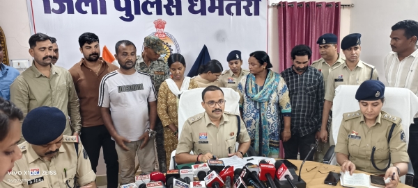 पुलिस के समक्ष सभी चारों गिरफ्तार आरोपित। पुलिस के समक्ष सभी चारों गिरफ्तार आरोपित।