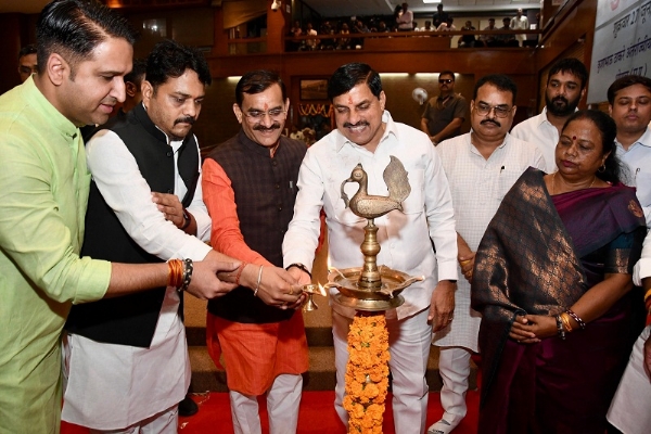 युवा संसद का शुभारंभ करते हुए मुख्यमंत्री युवा संसद का शुभारंभ करते हुए मुख्यमंत्री