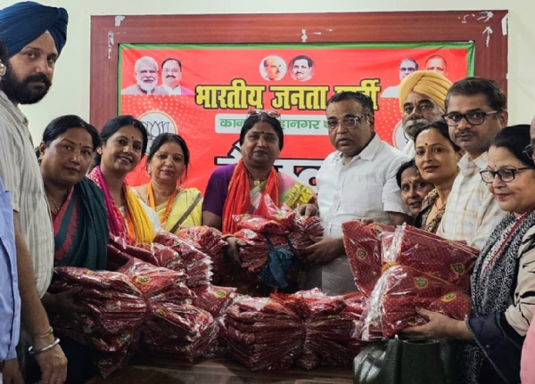 दक्षिण कार्यालय में साड़ी वितरित करते सांसद