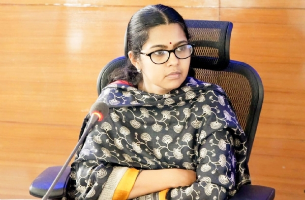 आपदा प्रबंधन की बैठक करती उपायुक्त समीरा एस