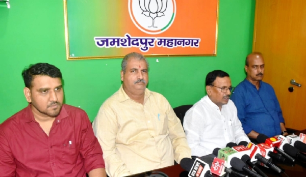 डॉ दिनेशानंद गोस्वामी प्रेस कांफ्रेंस करते