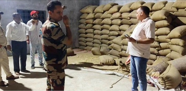आधी रात मिलों पर मारा छापा, पीडीएस का चावल और गेहूं  गुजरात भेजा जा रहा था