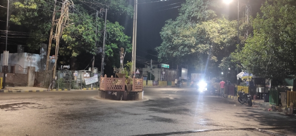 शनिवार रात्रि 9 बजे मुरादाबाद के सिविल लाइन थाना चौराहे पर पड़ती बारिश की फुहार।