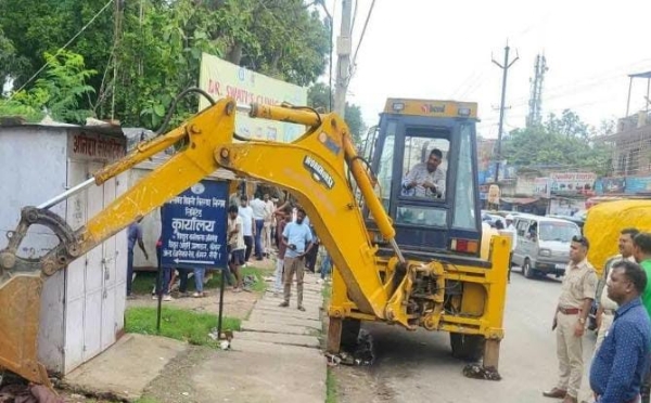 अतिक्रमण हटाते जेसीबी