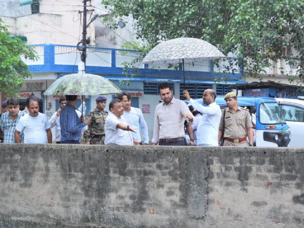 मौके।पर पहुंचकर जायजा लेते नगर आयुक्त