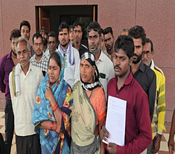 सामूहिक इच्छा मृत्यु की अनुमति मांगने कलेक्ट्रेट पहुंचा पीड़ित परिवार