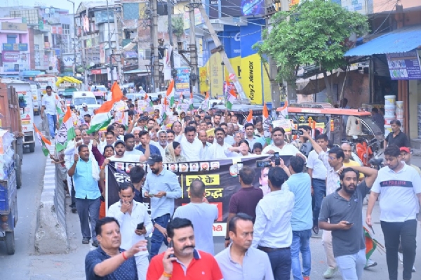 दिल्ली में ‘‘कांग्रेस का युद्ध-नशे और अपराध के विरुद्ध’’ अभियान का शनिवार को नेतृत्व करते दिल्ली प्रदेश कांग्रेस कमेटी के अध्यक्ष देवेंद्र यादव