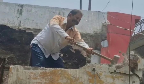 अतिक्रमण में आ रही अपनी दुकान पर खुद ही हथोड़ा चलते भाजपा जिला मंत्री जयप्रकाश गुप्ता।
