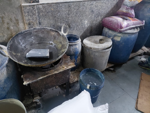 खाद्य विभाग के छापे के दौरान बर्तनो की हुई जांच