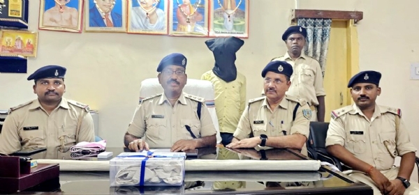 गिरफ्तार आरोपी एवं जानकारी देते एसडीपीओ सत्येन्द्र नारायण सिंह
