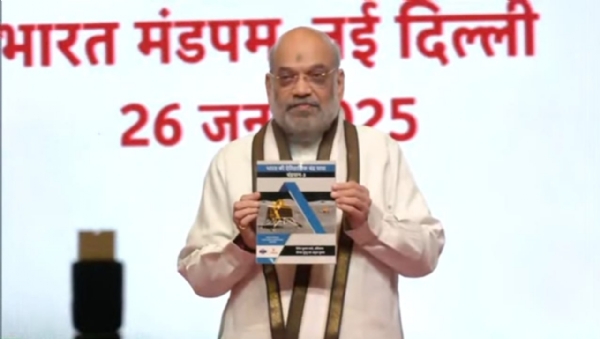 पुस्तक का विमोचन करते गृह मंत्री अमित शाह