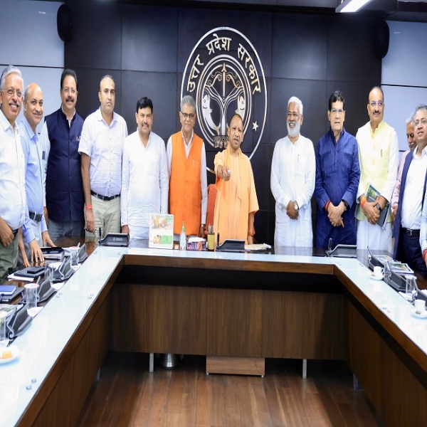 वृक्षारोपण अभियान का लोगो लांच करते सीएम योगी