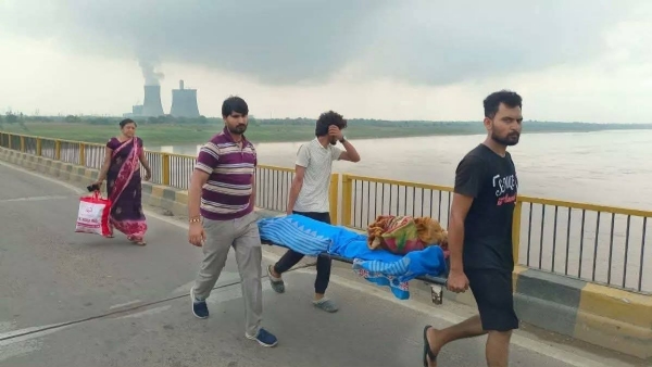 मां के शव को लेकर बेटों ने पैदल ही पार किया यमुना पुल