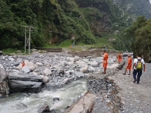 शवों की तलाश करते हुए राहत बचाव दल के सदस्य।