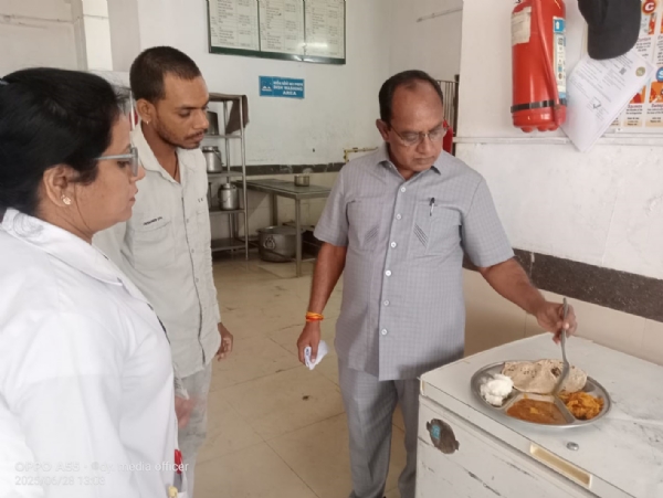 सीएमएचओ ने किया जिला चिकित्सालय की भोजन शाला का निरीक्षण