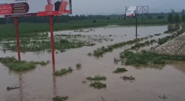 लक्सर में बढ़ते जलस्तर का दृश्य, सोलानी नदी की उफान से खेतों में भर चुका है पानी। ग्रामीण क्षेत्रों में बाढ़ की आशंका गहराई