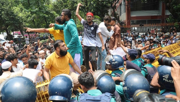ढाका में आज दोपहर करीब 12.10 बजे पुलिस ने युवाओं को शिक्षा भवन के पास रोक दिया।