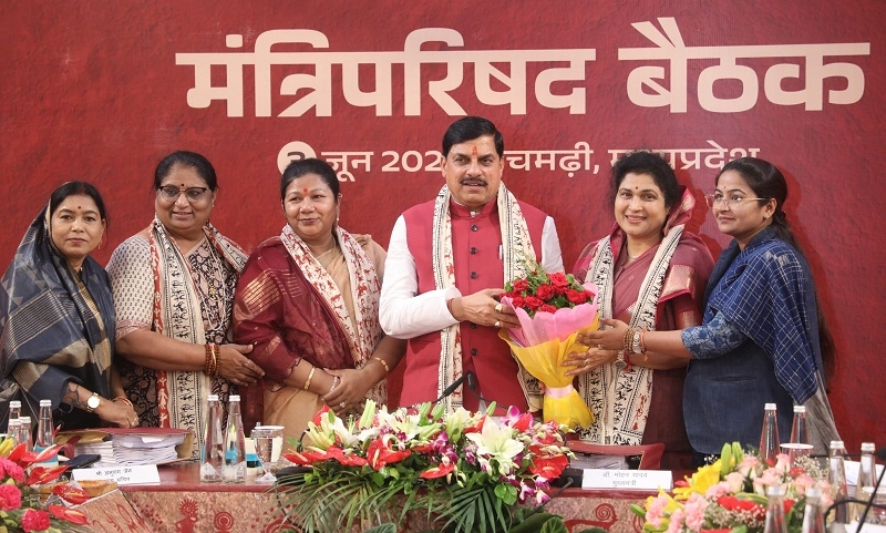 पचमढ़ी में मंत्रिपरिषद की बैठक के दौरान मुख्यमंत्री का महिला सशक्तिकरण महासम्मेलन की सफलता के लिए स्वागत किया