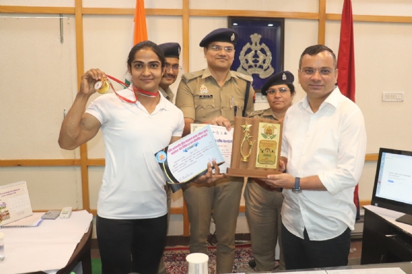 एसएसपी कार्यालय में महिला कांस्टेबल पुष्पा चाहर काे सम्मानित करते वरिष्ठ पुलिस अधीक्षक सतपाल अंतिल