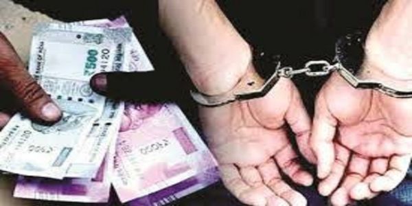 धार: लाेकायुक्त ने महिला पर्यवेक्षक काे चार हजार रुपये की रिश्वत लेते रंगे हाथ पकड़ा